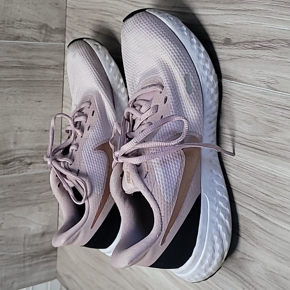 Nike Women's Barely Rose Metallic Bronze Revolution 5 Running Shoes Size US 8 - Picture 3 of 11